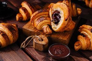 croissant preenchidas com chocolate topo Visão foto