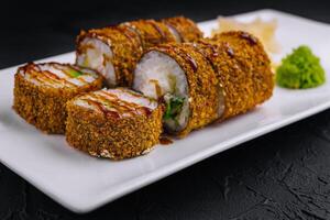 caloroso tempura Sushi rolos fechar acima foto