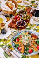 fresco saudável César salada e vermelho vinho foto