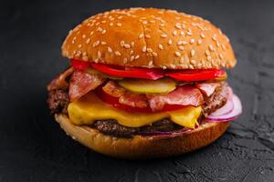 bacon hamburguer com carne patty em pedra foto