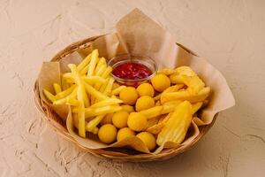 diferente tipos do frito batatas, tal Como francês fritas, assado batatas e batata bolas foto