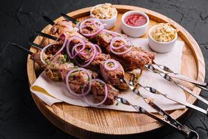 kebabs a partir de carne de porco em espetos em de madeira borda foto