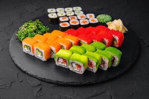 Sushi conjunto em Preto pedra fundo foto