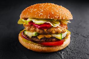 hamburguer com dois costeletas e fresco legumes foto