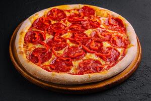 saboroso calabresa pizza com vermelho Sino peper foto