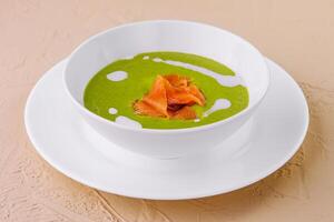 delicioso verde brócolis sopa cremosa com salmão foto