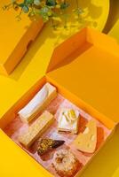 Natal presentes apresenta com diferente bolos em amarelo caixa foto
