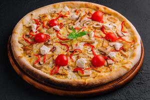 pizza com frango e tomates foto