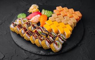 Sushi conjunto em Preto pedra fundo foto