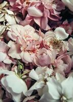 ai gerado uma Rosa e branco ramalhete do flores foto