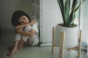 solitário pequeno sentado às casa sozinho, chateado infeliz criança esperando para pais, pensando sobre problemas, mau relação dentro família, psicológico trauma foto