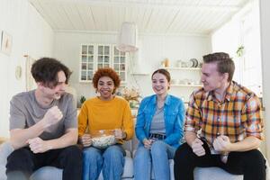 grupo do amigos assistindo esporte Combine futebol futebol jogos em televisão. feliz futebol fãs a comemorar vitória às lar. amizade Esportes entretenimento conceito. diverso parceiro tendo Diversão juntos às casa foto