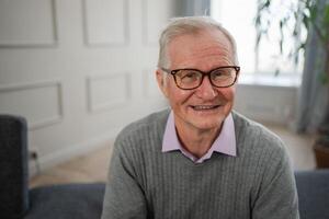 retrato do confiante à moda europeu meio envelhecido Senior homem às lar. Mais velho maduro Anos 70 homem sorridente. feliz atraente Senior avô olhando Câmera fechar acima face Tiros na Cabeça retrato. feliz pessoas foto