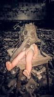 pripyat, ucrânia, 2021 - boneca velha com máscara de gás em Chernobyl foto