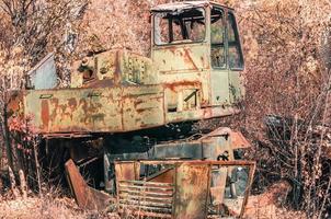 pripyat, ucrânia, 2021 - equipamento abandonado na floresta de Chernobyl foto