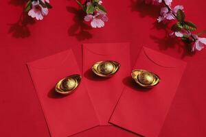 chinês Novo ano Primavera festival decorações vermelho pacote e ouro lingotes. foto