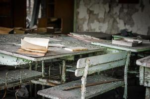 pripyat, ucrânia, 2021 - carteiras escolares em chernobyl foto