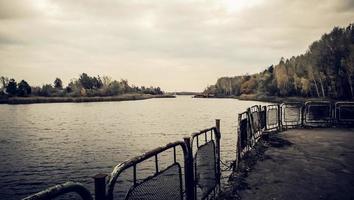 pripyat, ucrânia, 2021 - vista de um rio e floresta da barragem de Chernobyl foto