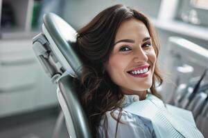 ai gerado uma sorridente mulher é sentado baixa às uma Dentistas cadeira, foto