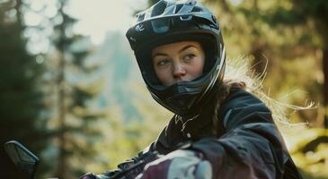 ai gerado uma mulher vestindo uma capacete e equitação dela bicicleta baixa uma montanha foto