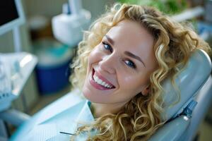 ai gerado uma sorridente loiro mulher dentro uma dentista cadeira foto