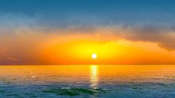 dramático pôr do sol no mar