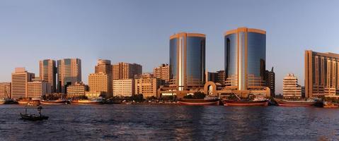 dubai, uae, 18 de novembro de 2010 - torres gêmeas deira em dubai creek 18 de novembro de 2010. as torres gêmeas foram construídas em 1998 e a altura de cada edifício é de 102 m. foto