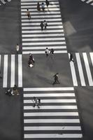 Tóquio, Japão, 12 de outubro de 2016 - pessoas não identificadas cruzando a rua movimentada em Ginza, Tóquio.it é uma popular área comercial de luxo de Tóquio. foto