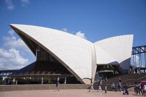 sydney, austrália, 12 de fevereiro de 2015 - vista na sidney opera house em sydney, austrália. foi projetado pelo arquiteto dinamarquês jorn utzon e foi inaugurado em 20 de outubro de 1973.