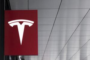 Basileia, Suíça, 24 de setembro de 2018 - detalhe da loja de Tesla em Basileia, Suíça. é uma empresa americana especializada em automotivos elétricos fundada em 2003. foto