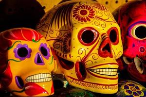 cabo san lucas, méxico, 8 de agosto de 2014 - calacas, máscaras de caveira de madeira do dia dos mortos no mercado em cabo san lucas, méxico. máscaras são símbolos típicos que representam calacas - esqueletos. foto