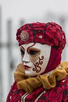 Veneza, Itália, 10 de fevereiro de 2013 - pessoa não identificada com máscara de carnaval veneziano em Veneza, Itália. em 2013 é realizada de 26 de janeiro a 12 de fevereiro. foto
