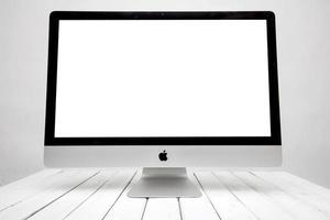 belgrado, sérvia, 8 de março de 2017 - computador imac na mesa. imac é uma gama de computadores desktop macintosh integrados e desenvolvidos pela apple inc foto