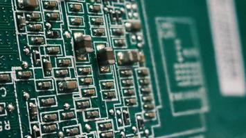 semicondutor. chip cpu localizado na placa-mãe verde do computador. foto