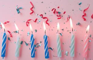 ai gerado azul e branco aniversário velas sobre Rosa fundo foto