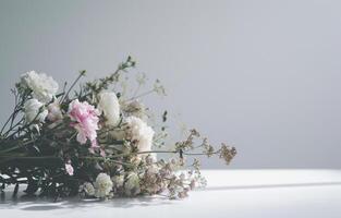 ai gerado flor ramalhete em uma branco mesa foto