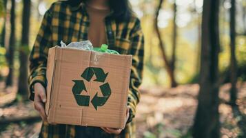 ai gerado uma jovem menina segurando uma caixa com uma plástico reciclando logotipo dentro a parque foto