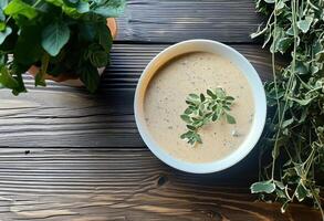 ai gerado uma tigela do cogumelo sopa conjunto em uma de madeira mesa foto