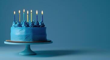 ai gerado uma azul bolo com velas em carrinhos dentro frente do uma azul fundo foto