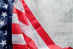 close da bandeira americana na vista superior do plano de fundo texturizado cinza foto