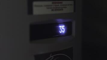 fechar acima do uma tela em uma vending máquina com néon brilhando número. arte. uma número do uma escolhido célula do a vending usinagem, foto