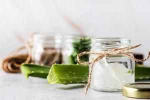 gel de aloe vera em um espaço de cópia com vista frontal de vidro foto