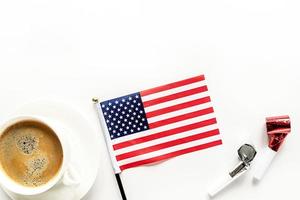 xícara de café com a bandeira dos EUA e criadores de ruído isolados no fundo branco foto