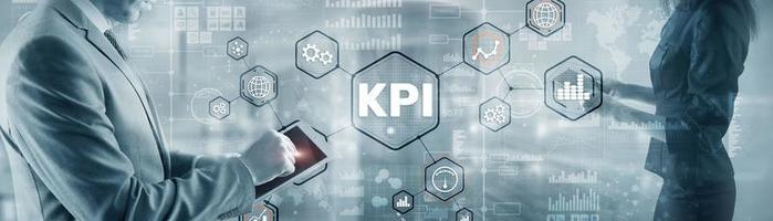 Indicador-Chave de Desempenho. kpi. empresário oferece conceito de sucesso kpi foto