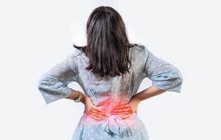 menina com coluna vertebral problemas isolado. mulher com costas dor em isolado fundo. lombar problemas conceito. uma dolorido menina com costas dor foto