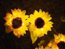 mão fez tulipa e elétrico luz lâmpada criar para voou luz flores comemoro cidade foto