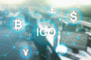 ico - oferta inicial de moeda, conceito de blockchain e criptomoeda no fundo desfocado do edifício comercial foto