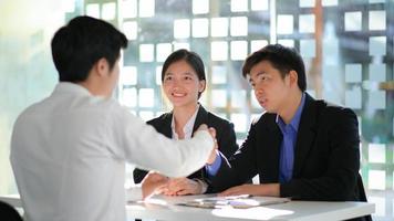 conceito para aplicativos de emprego, executivos e candidatos a emprego apertando as mãos para parabenizar escolhido. foto