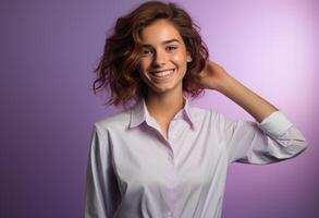 ai gerado uma jovem senhora dentro uma branco camisa apontando foto