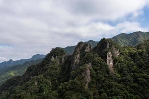 montanhas, rochas e florestas em um dia ensolarado foto